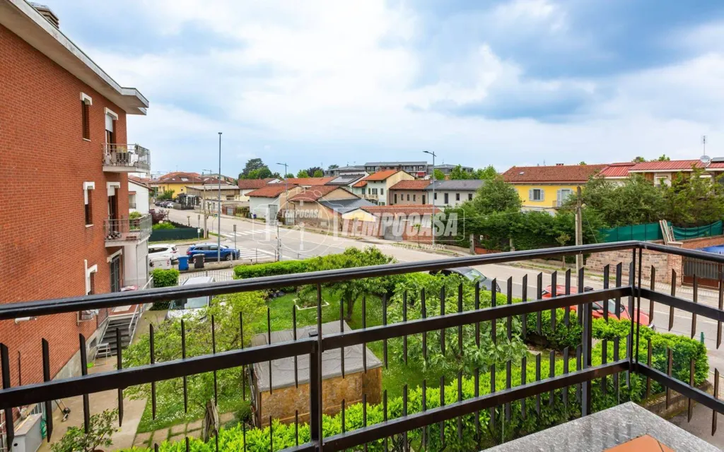 Balcon - Trilocale with Balcony in Central Poirino