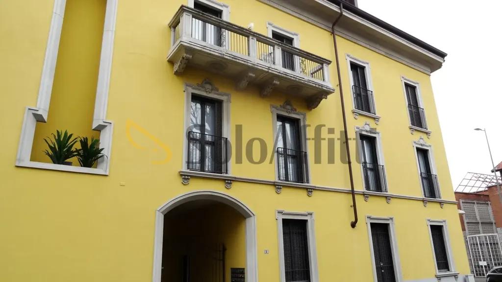 Välivaade - Mansarded Triplex with Balcony in Gallarate