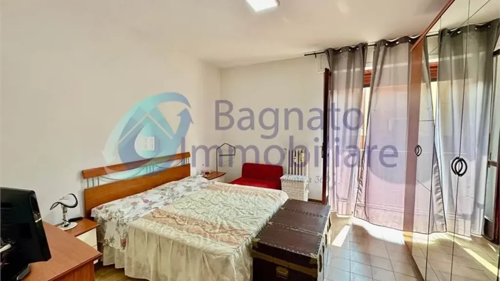 Chambres - Three-Bedroom Apartment with Balcony in Novara