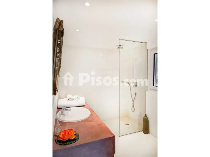 Bathrooms - Villa with Sea Views in Cap Martinet