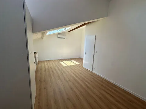 Pièces - Appartement Rénové avec Bureau à Paris