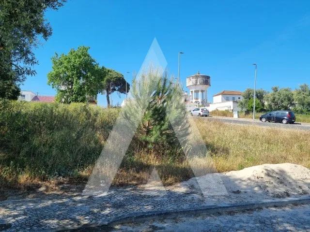 Land Plot for Housing with 676 m² in Cartaxo