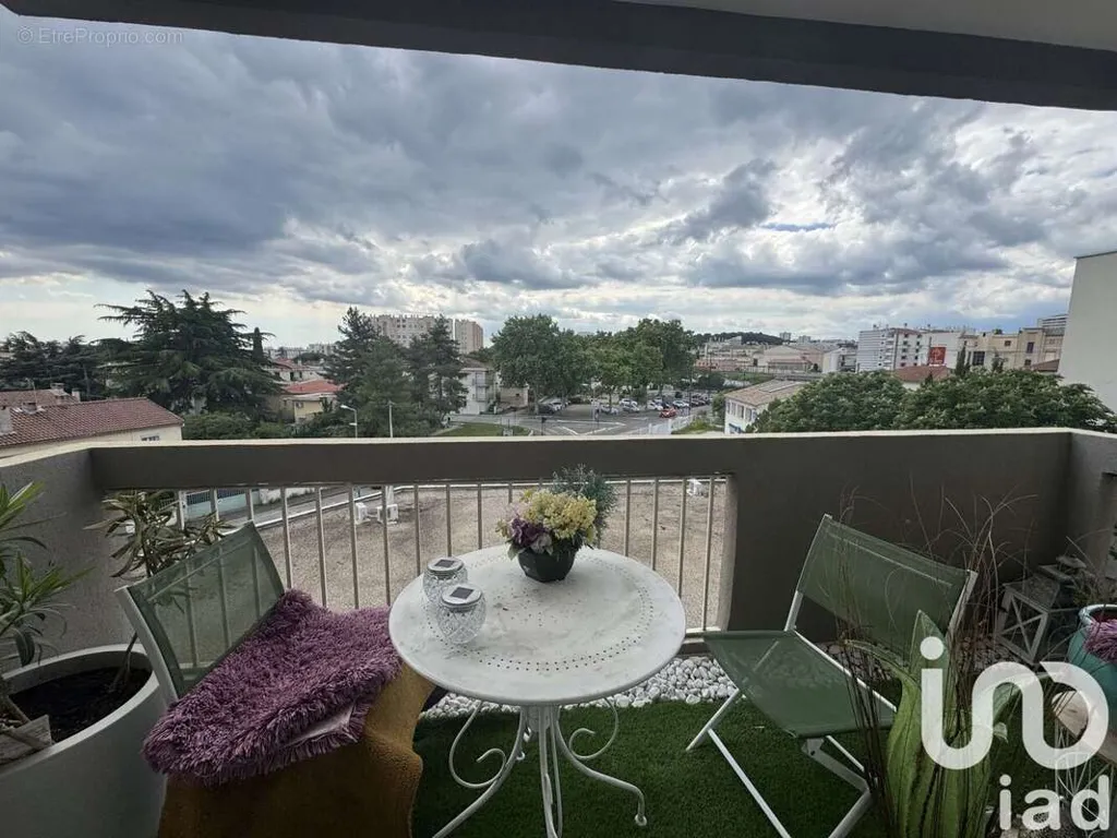 Rõdu - Refurbished 3-Bed Flat with Balcony in Nîmes