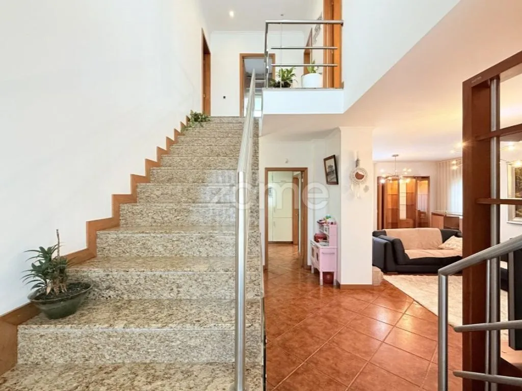 Toad - Luxury House with Garage in Brito, Guimarães