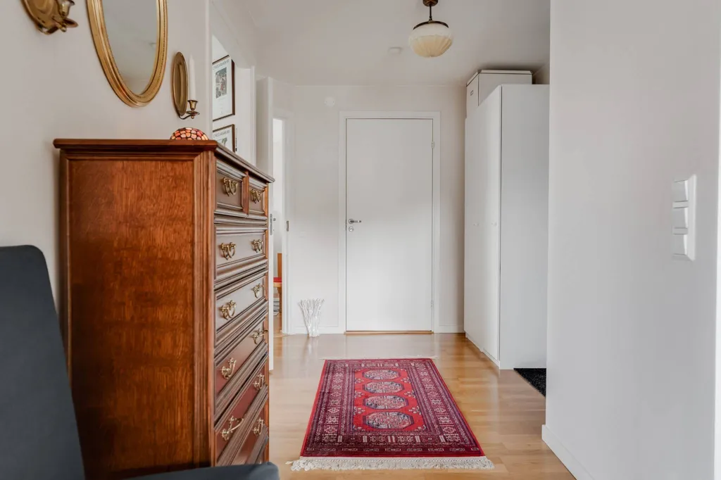 Esik - Renovated Three-Bedroom with Balcony in Bergdalen