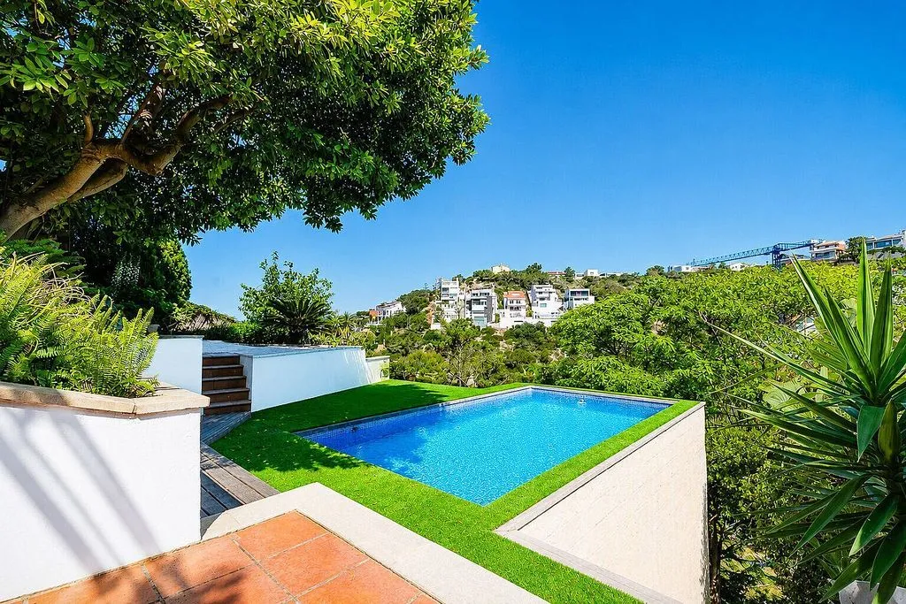 Piscine - Contemporary 5-Bedroom House with Pool in Sitges