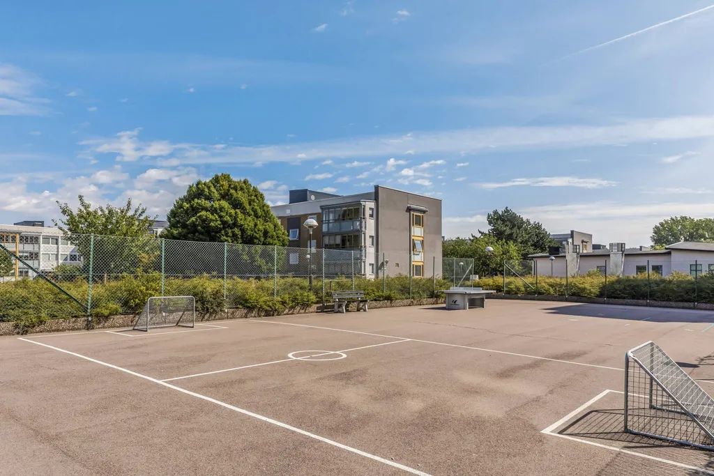 Aed - Two-Bedroom Apartment with Balcony in Södertorp