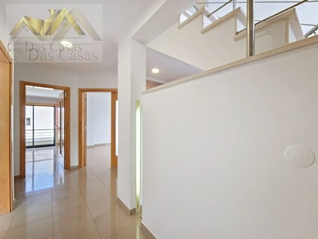 Hallway - Modern House in Final Renovation in Almada