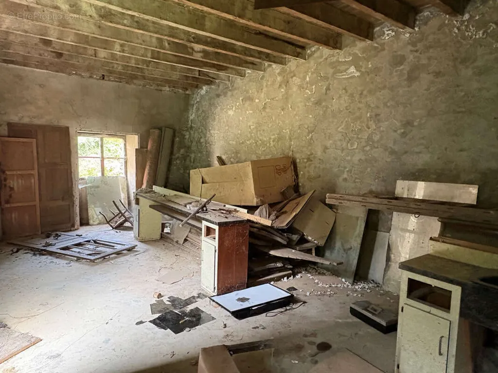 Rooms - Mixed-Use Building with Commercial Potential in Saint Yrieix