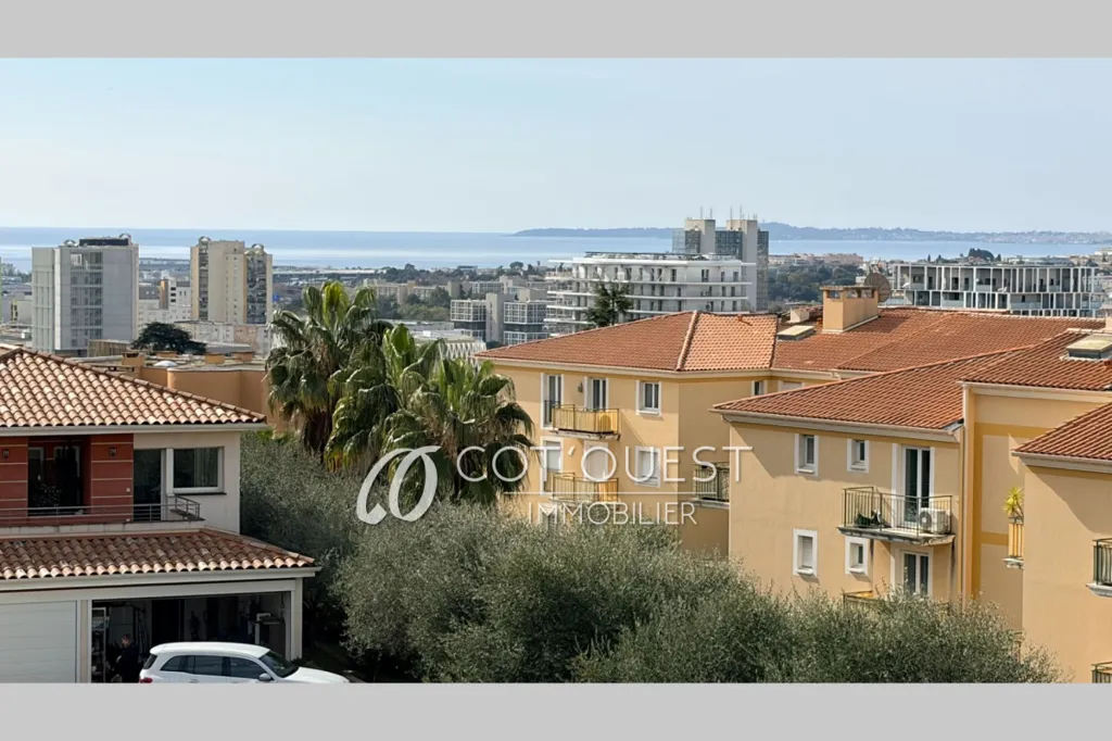 Balcony - 2-Bedroom Apartment with Sea View in Nice Ouest