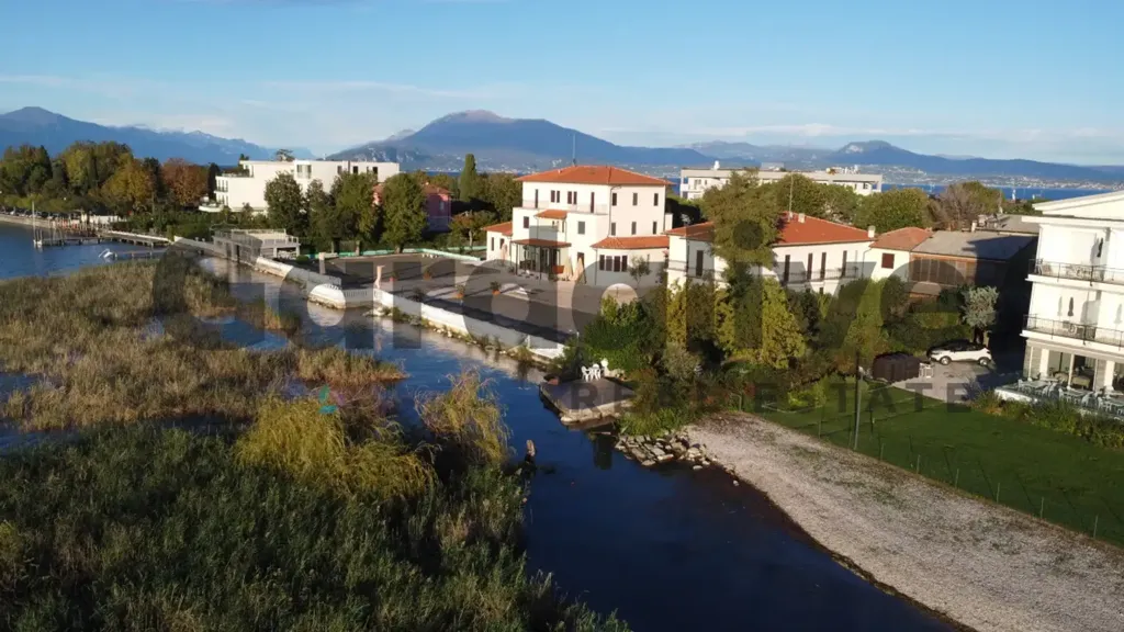 Lakefront Bilocale with Garden in Sirmione