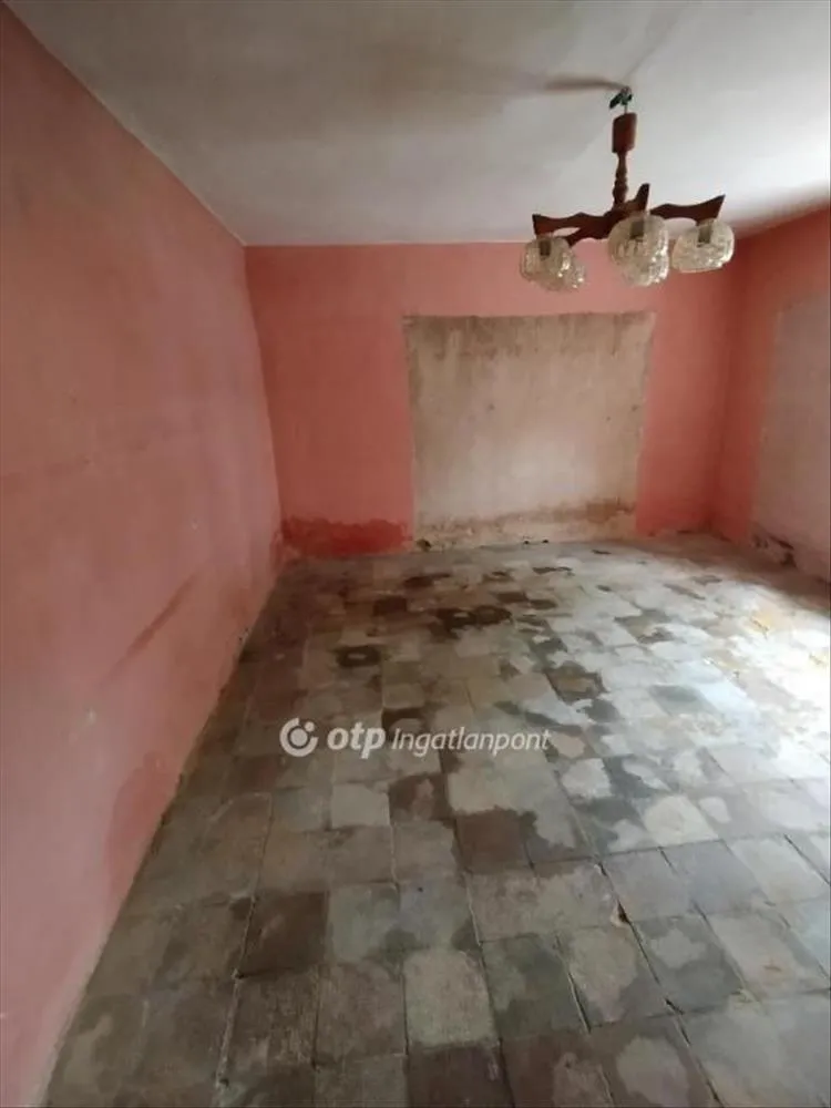 Pièces - Renovatable 1-Bedroom House in Pécs