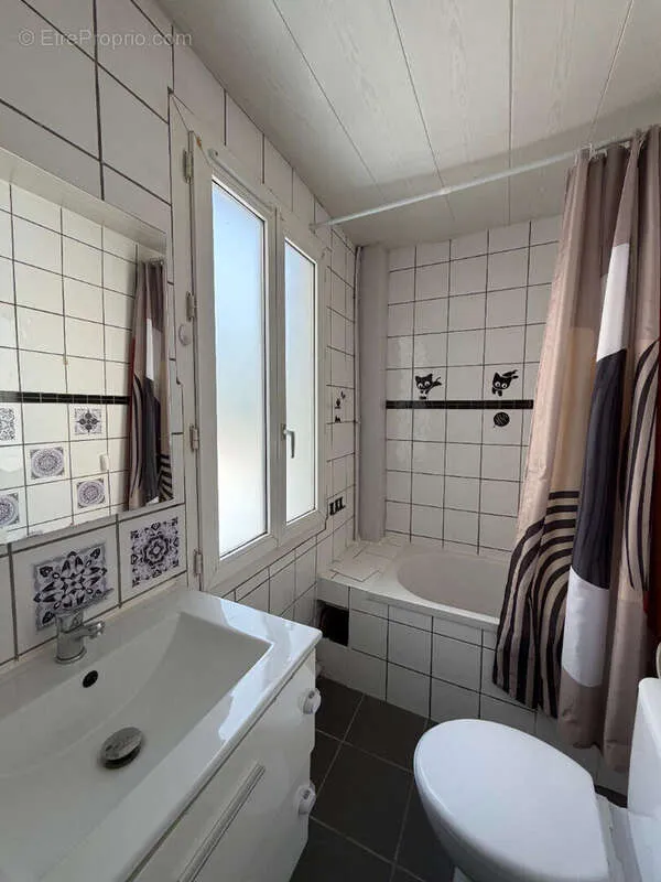 Salles de bain - Immeuble de rapport avec local commercial à Lunéville