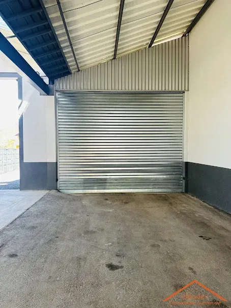 Garage - Locaux Professionnels avec Hauteur sous Plafond à Eloyes
