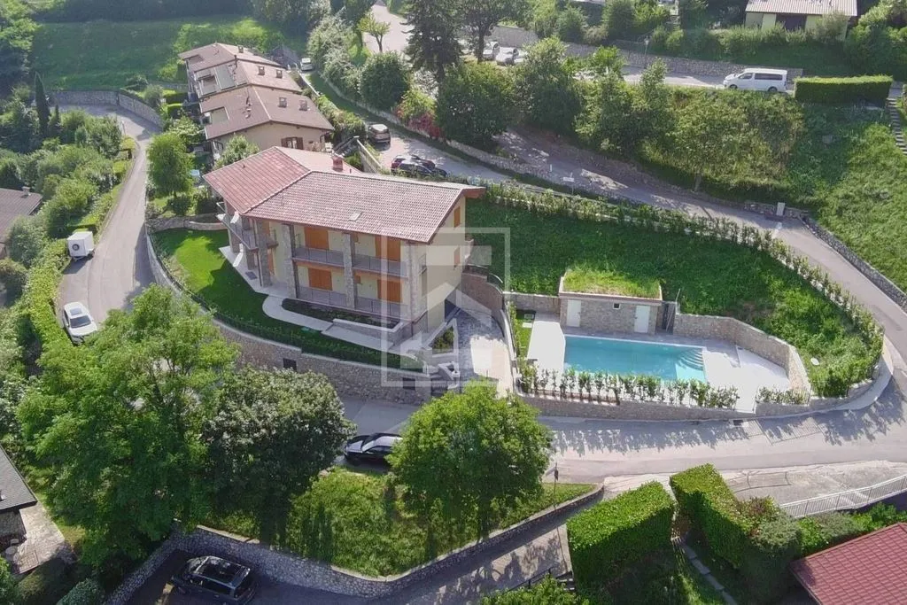 Õhuvaade - Villa with Pool Under Construction in Tignale