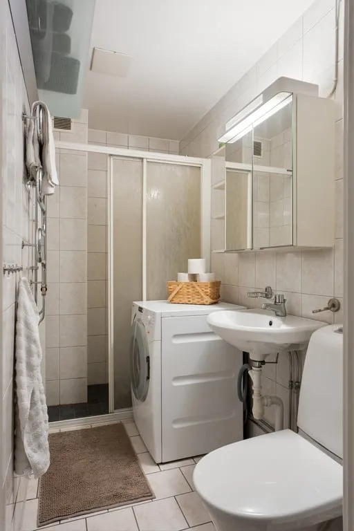 Salles de bain - Spacious Two-Bedroom with Balcony in Göteborg