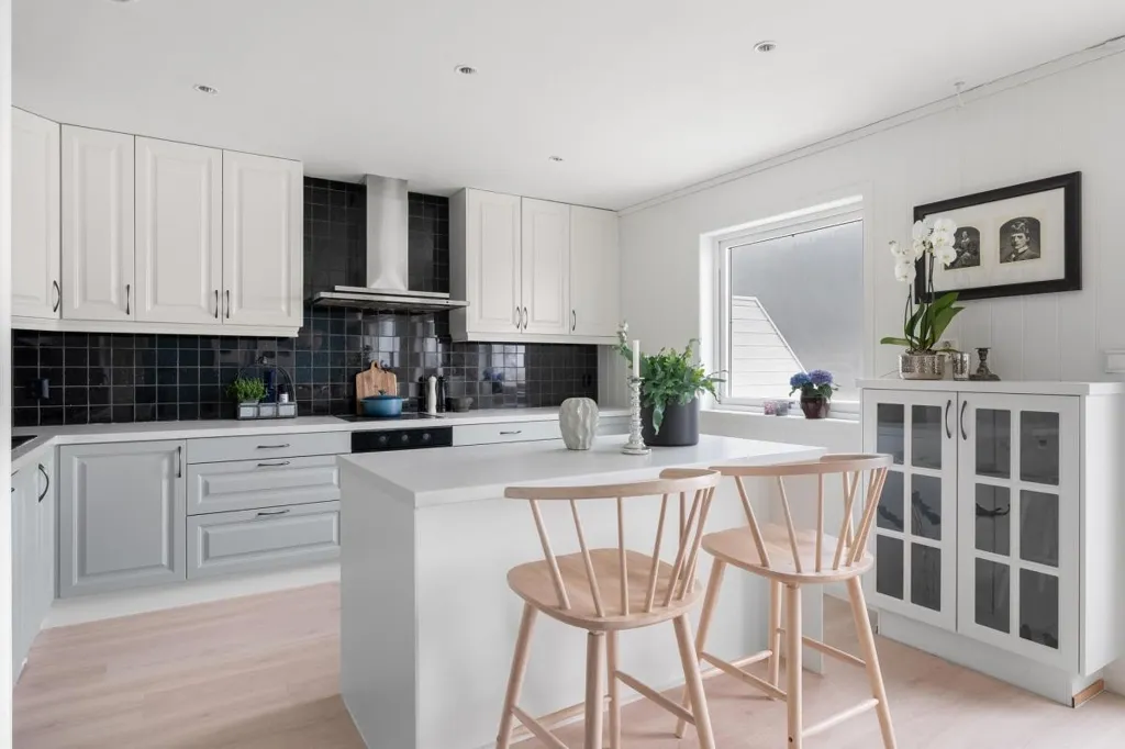 Kitchen - 2-Bedroom Apartment with Balcony in Puteaux