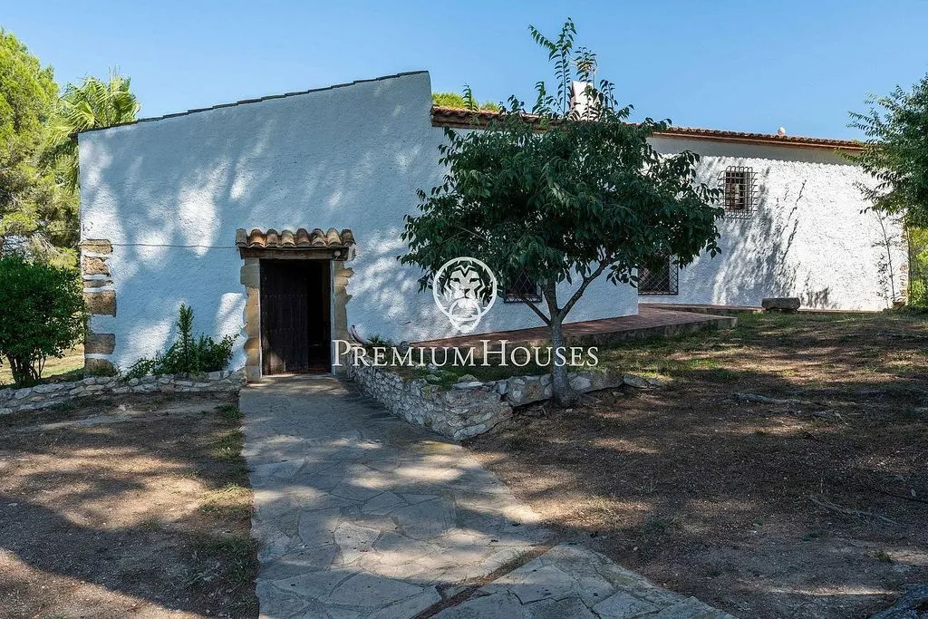 Välivaade - Luxury Farmhouse with Pool near Catllar