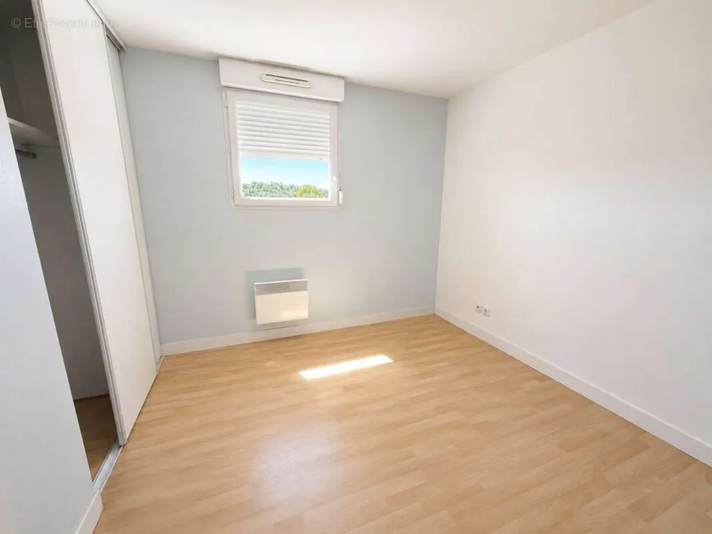 Rooms - Secure Apartment with Parking in Cognac