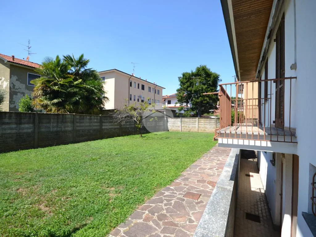 Aed - Detached Villa with Garden in Vittuone