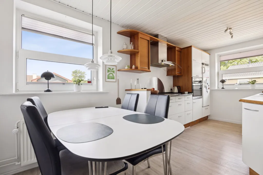 Dining Room - Functional Villa with South-West Terrace in Åbyen
