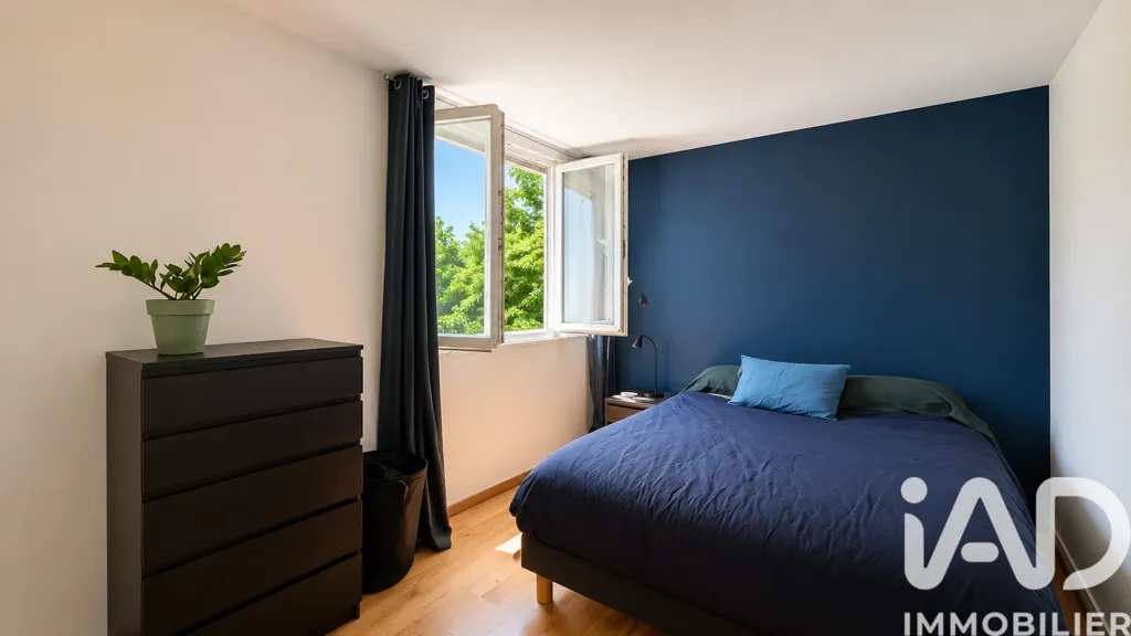 Bedrooms - 3-Bedroom Apartment with Private Parking in Eaubonne