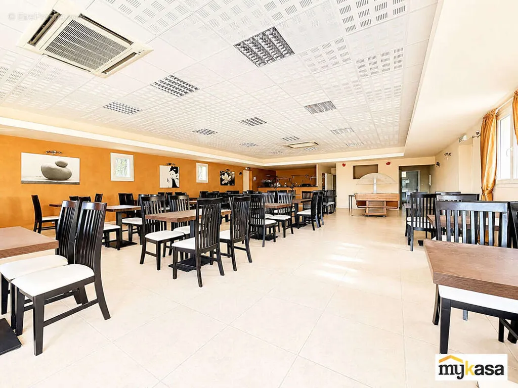 Söögituba - Mixed-Use Property with Garden in Istres