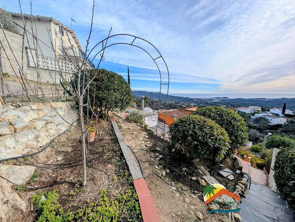 Jardin - Chalet with Sea and Mountain Views in Lloret Blau