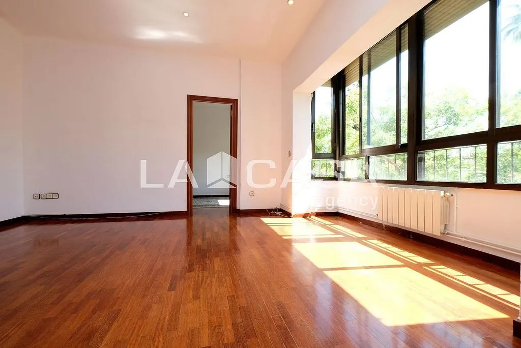 Elutuba - East-West Oriented Flat near Passeig Maragall