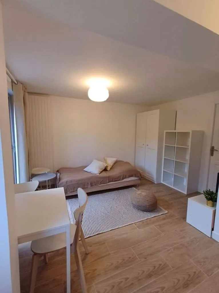 Chambres - Studio Meublé avec Balcon à Poissy