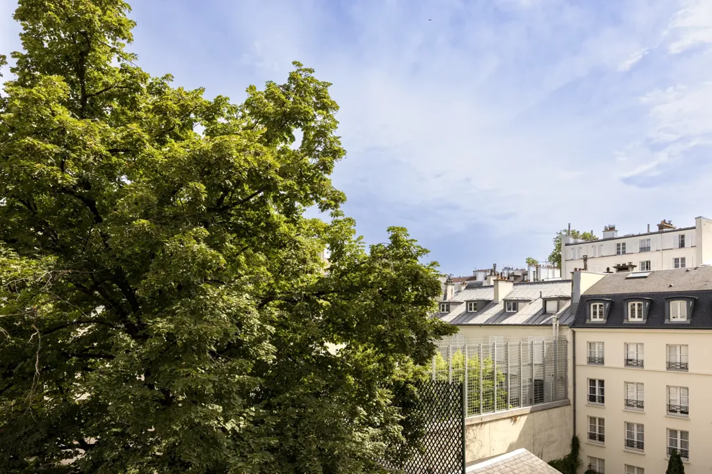 Rõdu - Renovated 3-Piece Paris 7e with East View