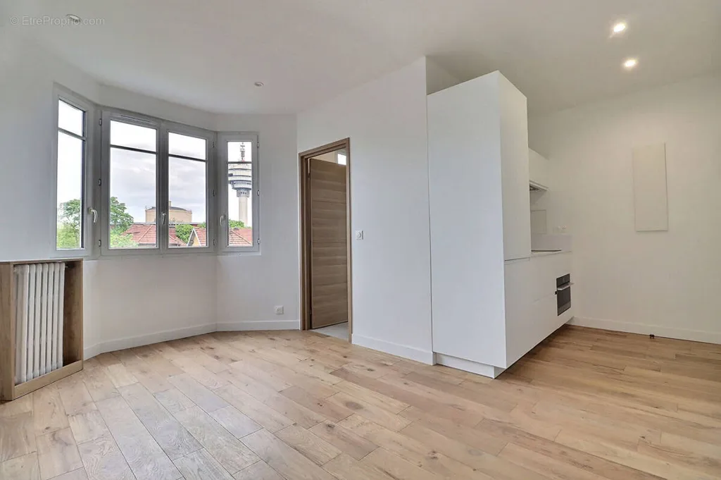 Séjour - Appartement Rénové aux Lilas, Proche Métro