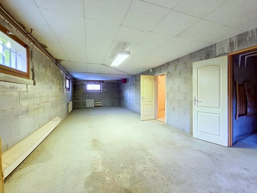Garage - House with Complete Basement in Grenay