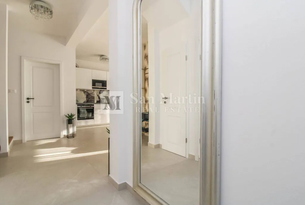 Esik - Modern House with Private Garden in Poreč Centre