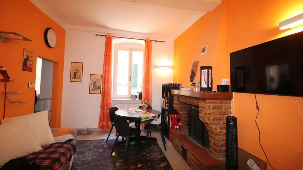 Séjour - Restored Apartment with Original Features in Sarzana