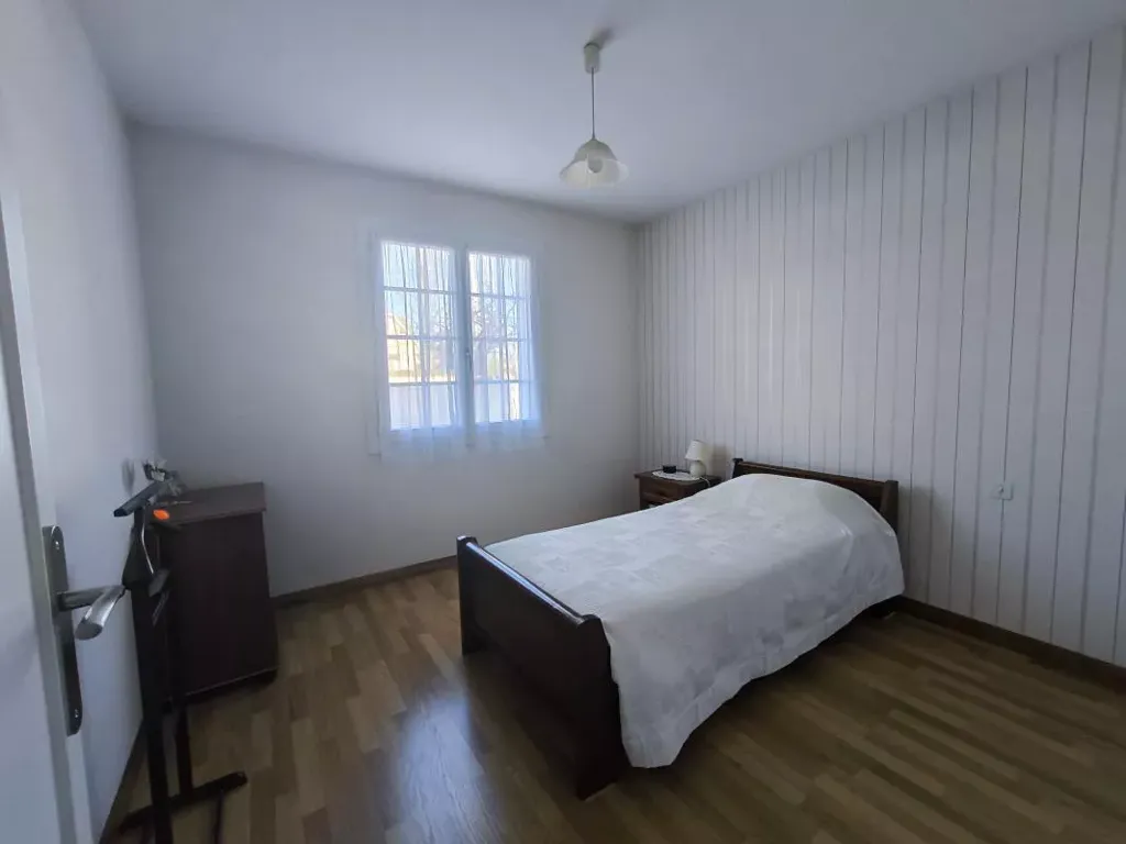 Chambres - Maison avec Terrasse et Garage à Lons