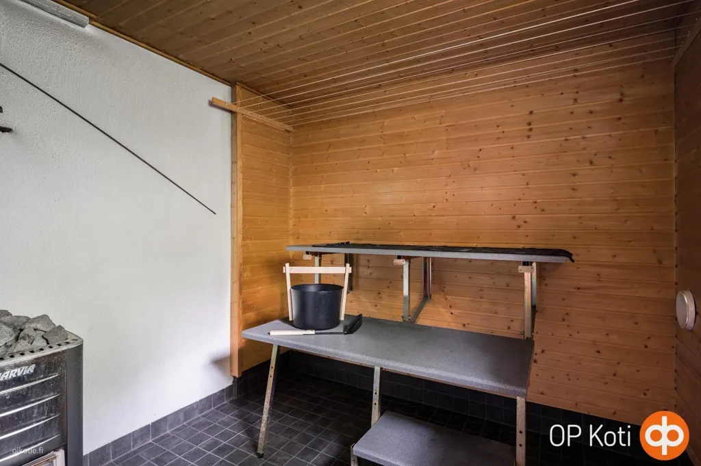 Pièces - Rustic House with Large Garage in Quiet Area