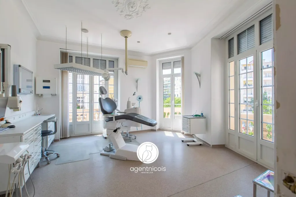 Bureau - Appartement 6 Pièces avec Balcons à Nice