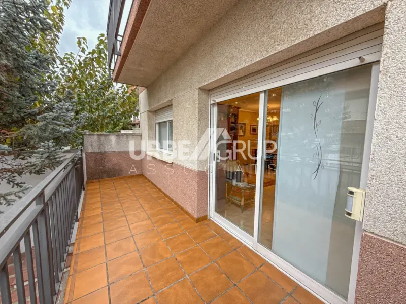 Rõdu - Detached Corner House with Multiple Terraces in Martorell