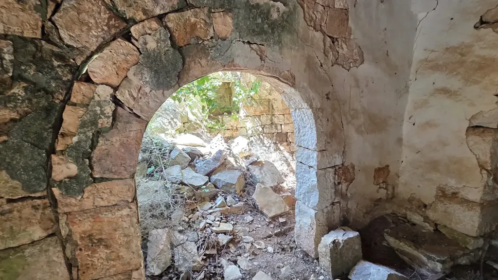 Pièces - Trullo Complex for Renovation in Cisternino