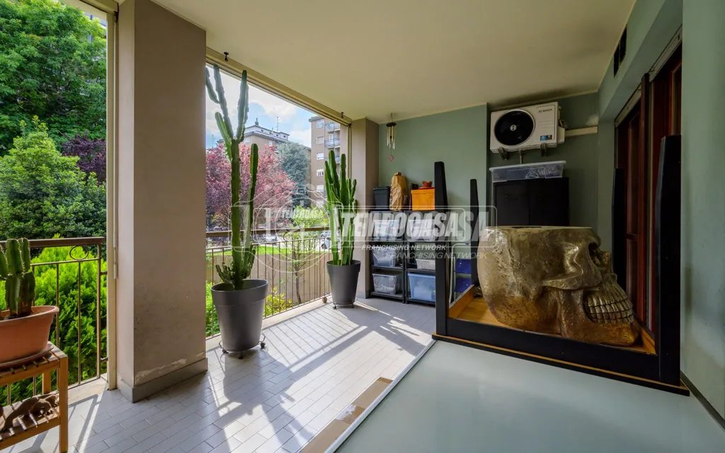 Terrass - Two-Bedroom Apartment with Terrace in Milan