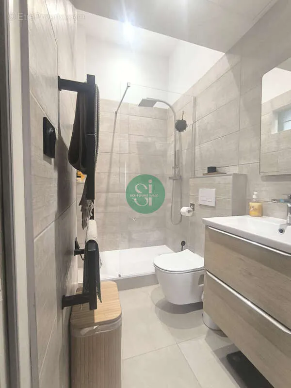 Salles de bain - Appartement Rénové avec Climatisation à Bandol
