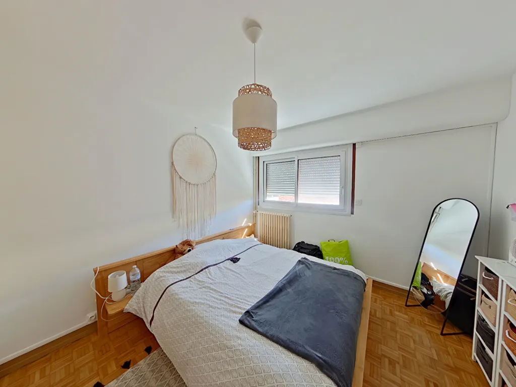 Chambres - Appartement Rénové avec Parking à Châtellerault