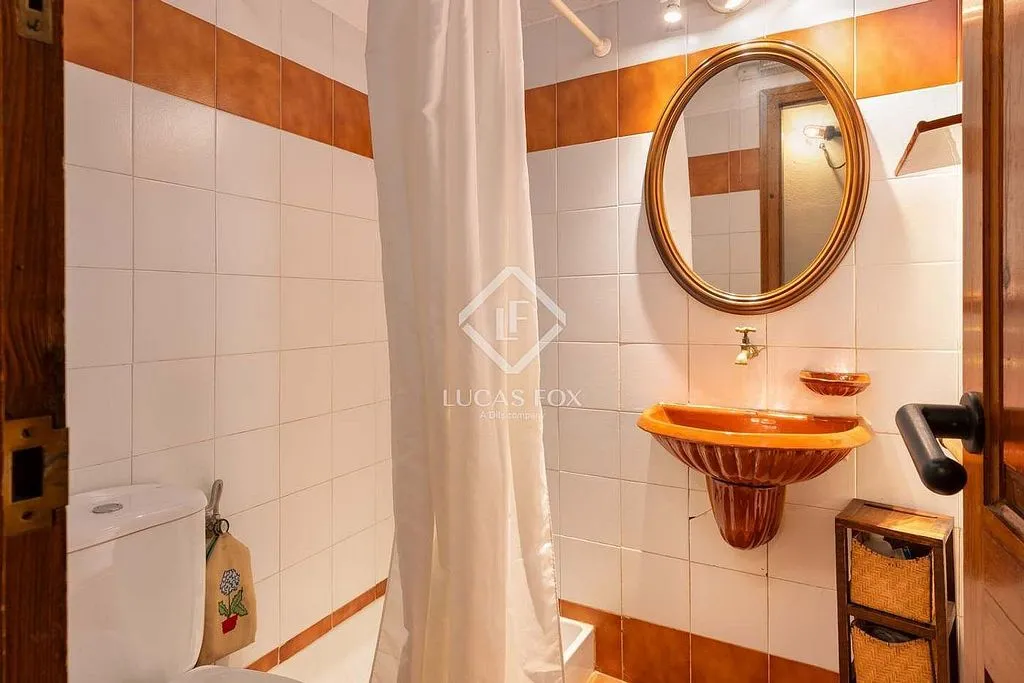 Bathrooms - Traditional Stone Cottage with Pool in Bàscara