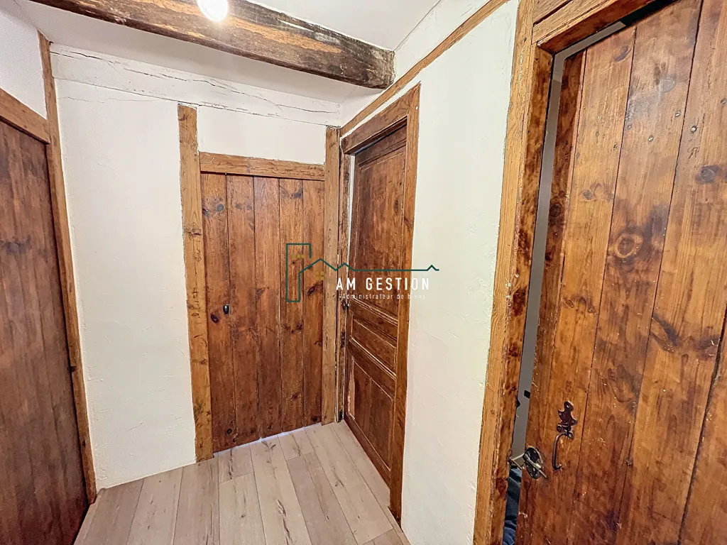 Entrée - Ensemble Immobilier avec Grange dans un Cadre Verdoyant