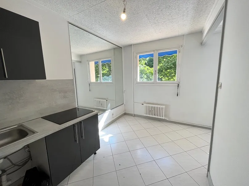 Köök - 3-Bedroom Flat with Balcony in Saint-Étienne