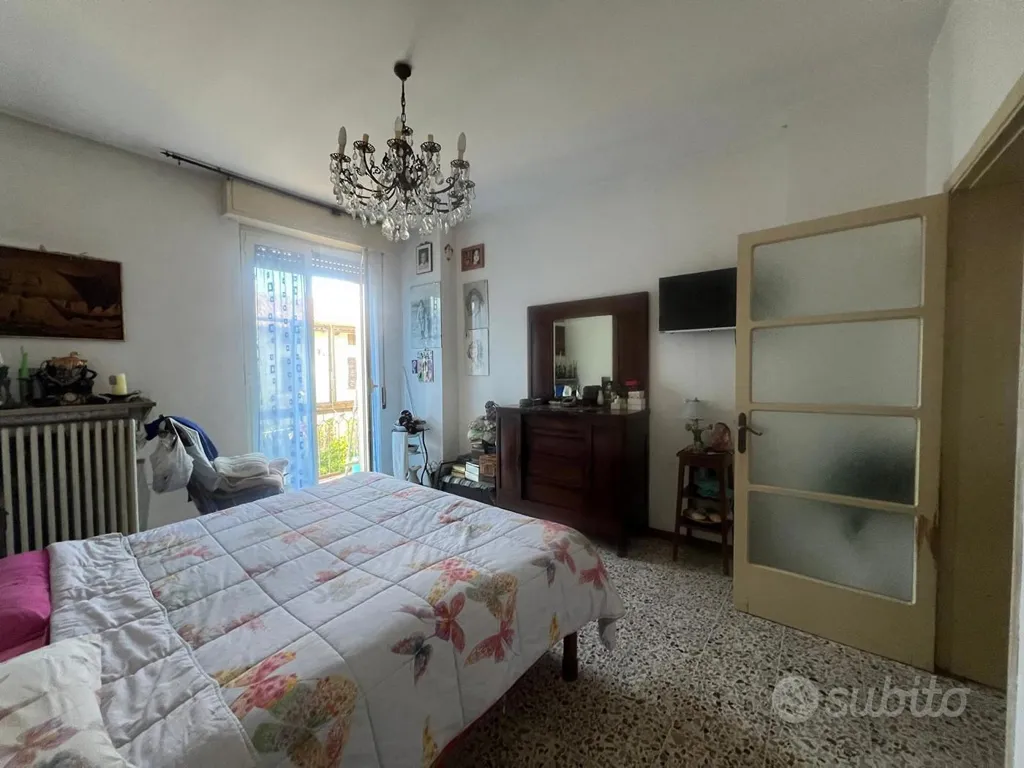 Magamistoad - Two-Level House with Balcony in Albonese