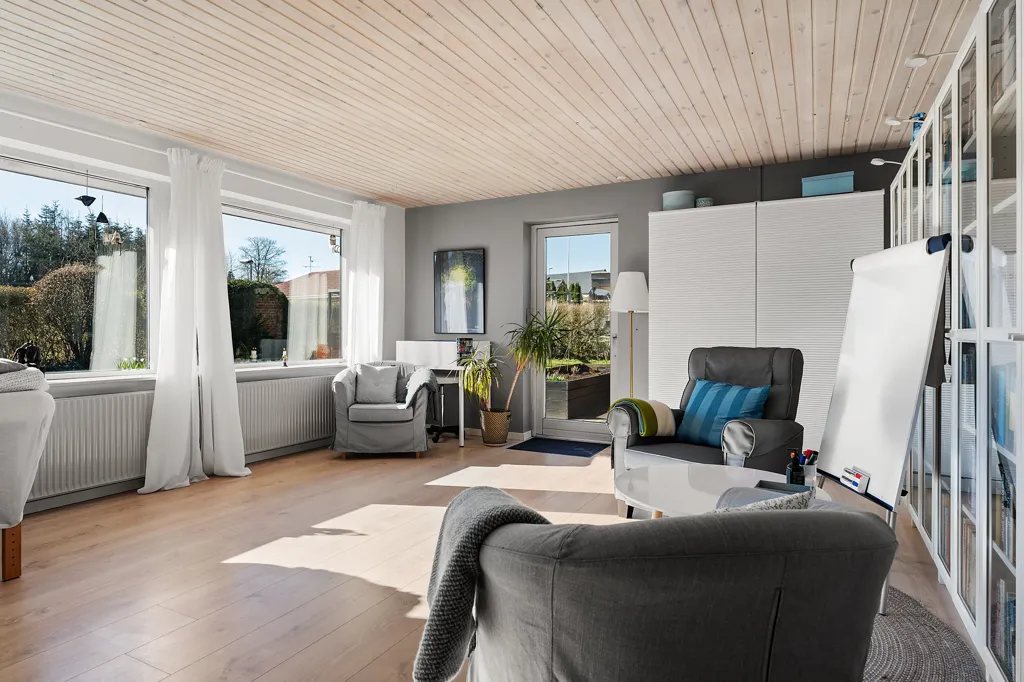 Séjour - 1-Plan Villa with South-Facing Terrace in Quiet Area