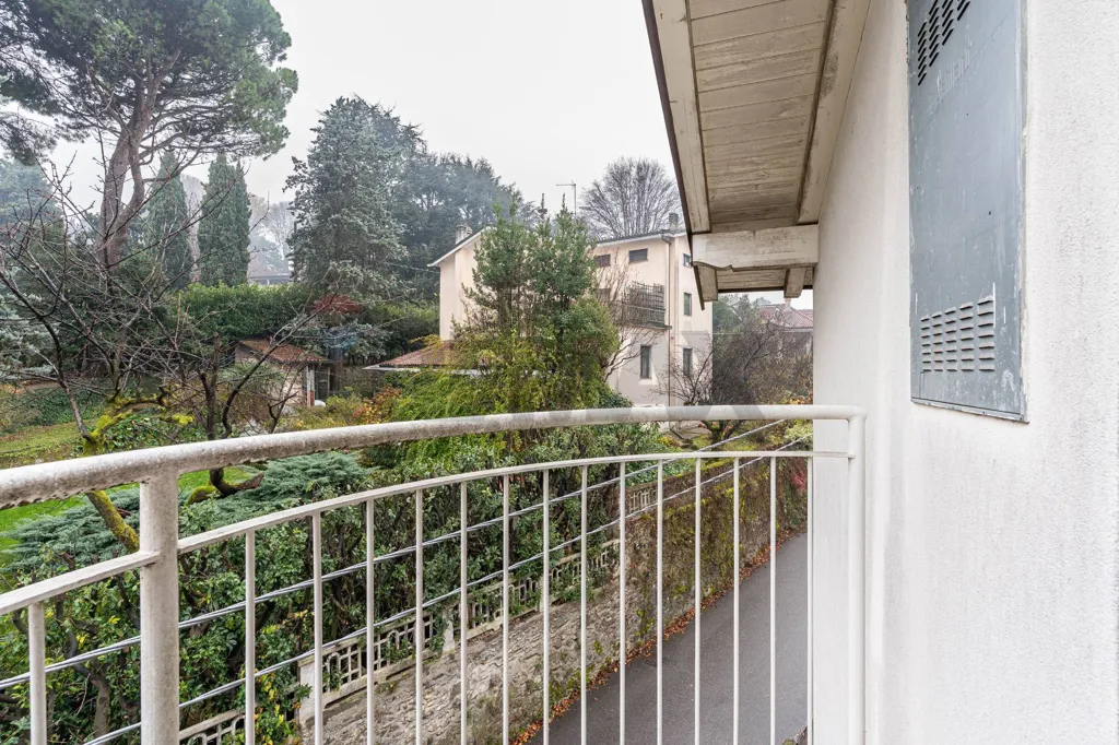 Rõdu - Spacious Apartment with Terrace in Inverigo