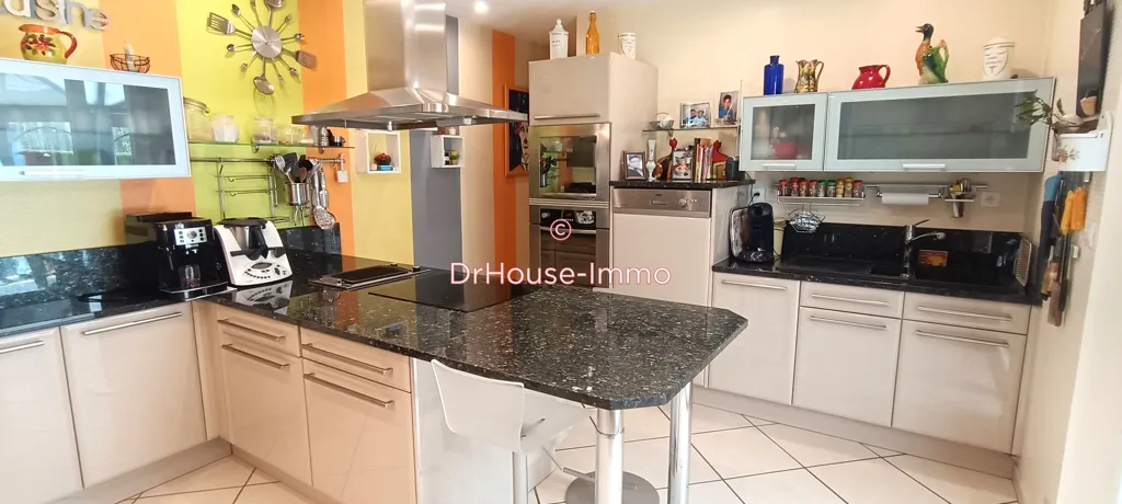Köök - Spacious House with Landscaped Garden in Quiet Setting